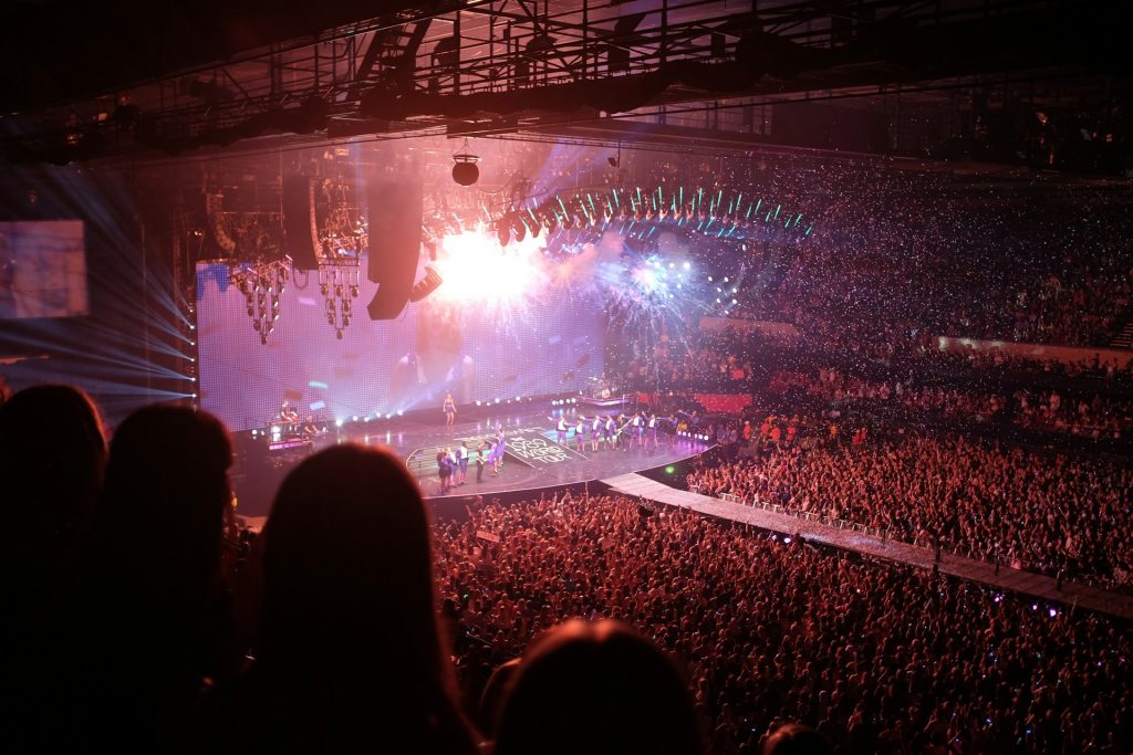 Taylor Swift Dazzles Cardiff Crowd With Rare Tracks and a Warm Welsh Welcome